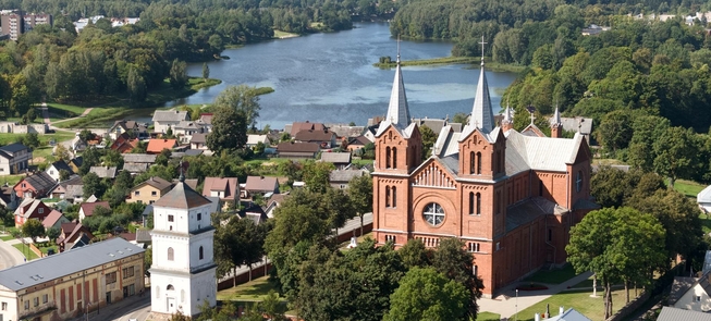 Ensemble der Johannes-der-Täufer-Kirche in Plungė und Lourdes-Imitation mit Marienskulptur