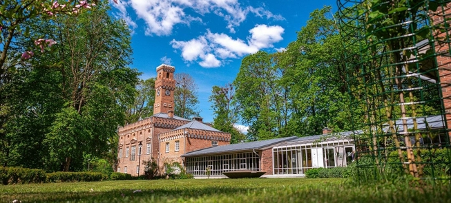 Das „Uhren-Häuschen“ mit der Orangerie