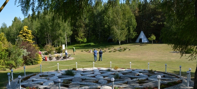 Der Park energetische Labyrinthe und geometrischer Figuren 